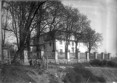 Fotografia ze zbior&oacute;w Galerii Fotografii Miasta Rzeszowa ukazująca Letni Pałacyk Lubomirskich w obiektywie Edwarda Janusza. Fot. wykonana z perspektywy Alei Lubomirskich